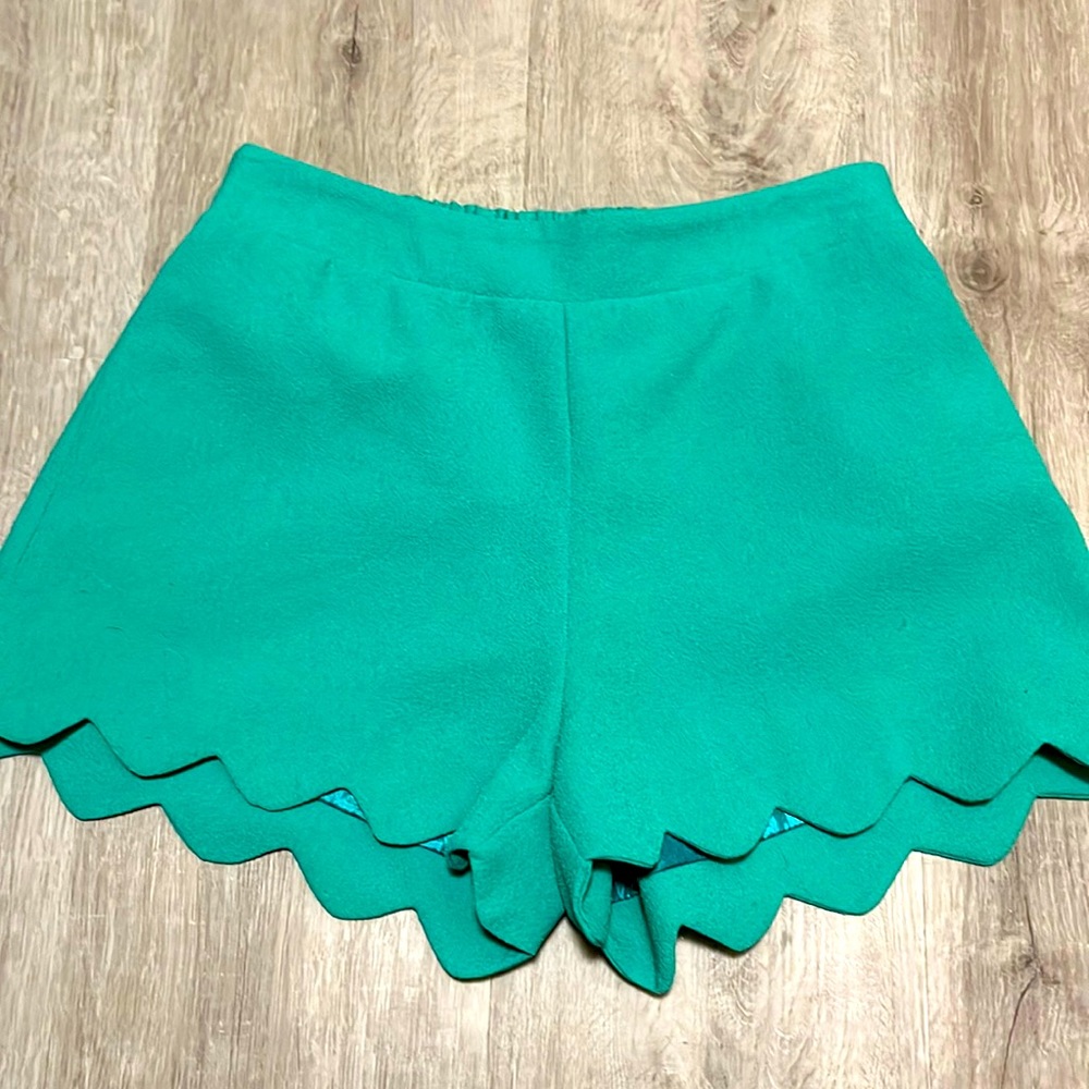 Green-frill shorts